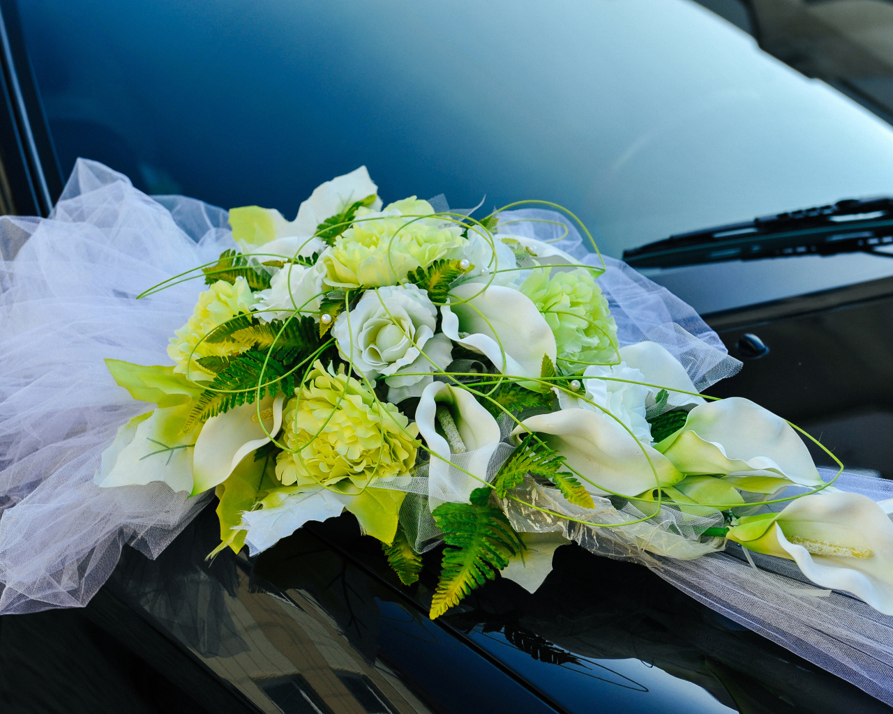 Свадебный букет с розами и каллами