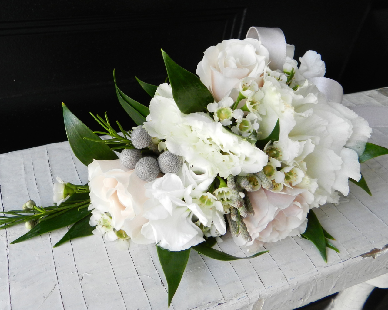 Свадебный букет с цветами розы и эустомы