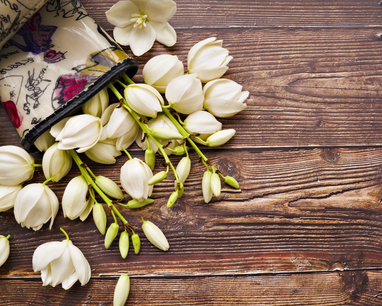 Белые цветы на деревянном фоне