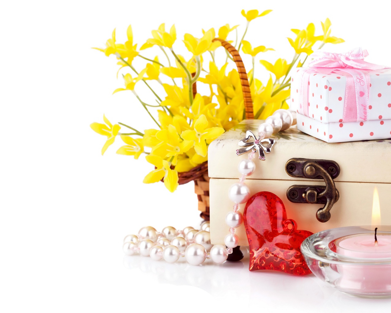 Желтые цветы с подарками на белом фоне