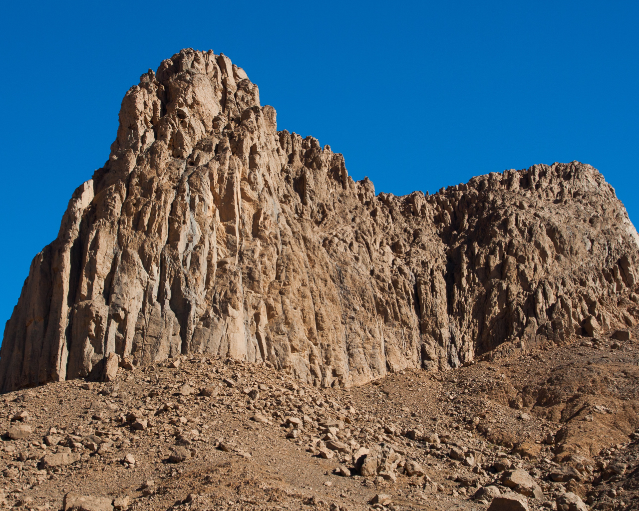Скала под чистым голубым небом