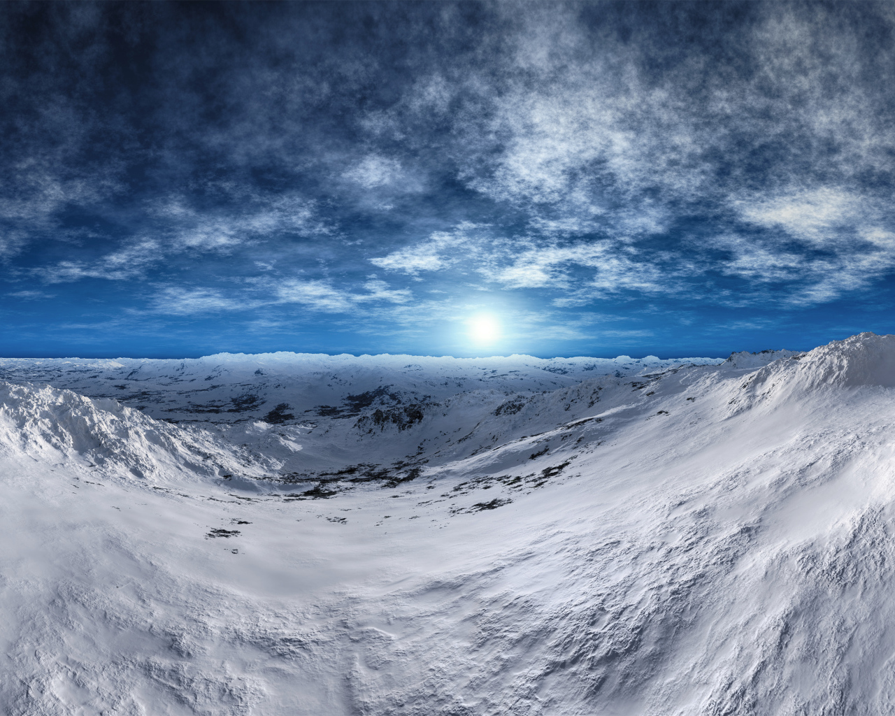 Заснеженные горные склоны под красивым голубым небом