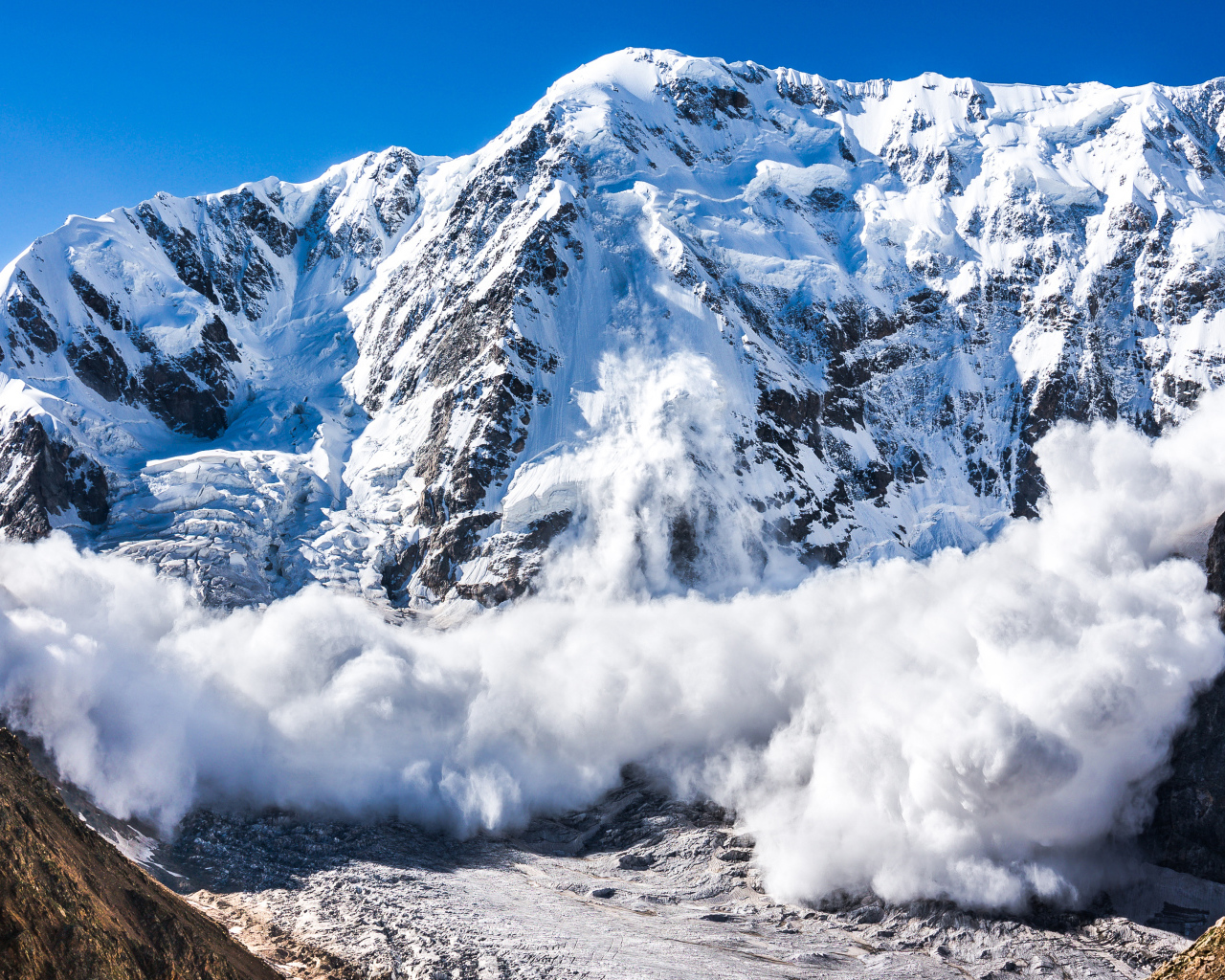 Снежная лавина сходит из заснеженных Альп, Швейцария 