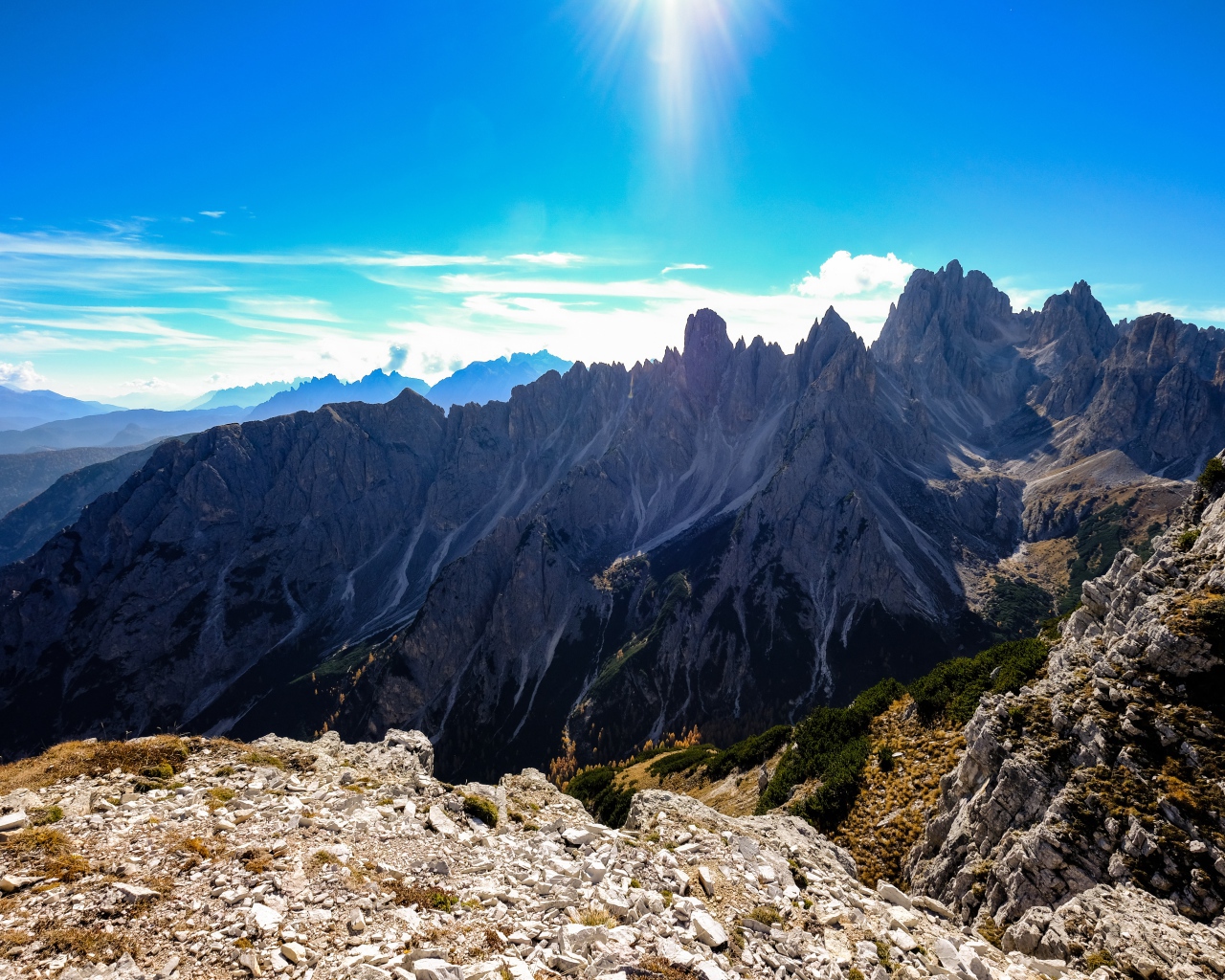 Яркое солнце в голубом небе над горами