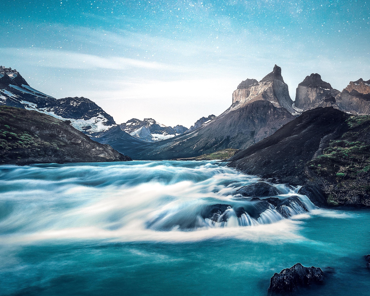 Быстрая река среди каменных горных берегов