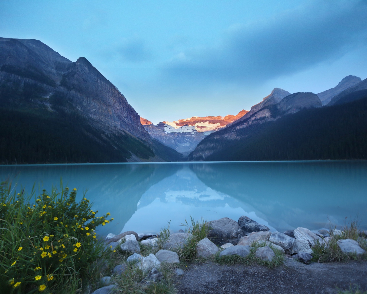 Красивое голубое озеро на фоне гор на рассвете