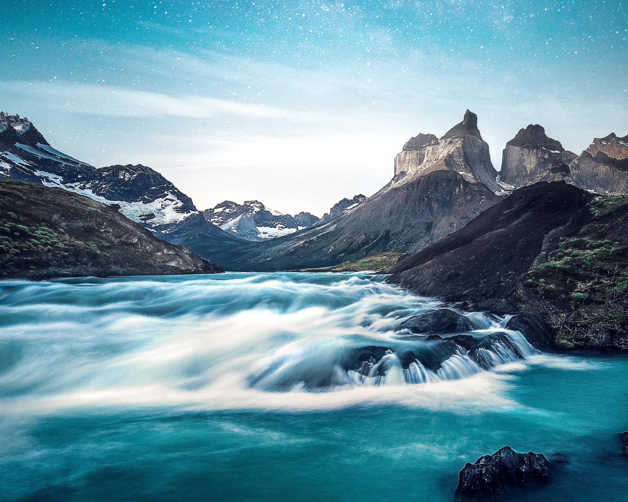 Быстрая горная река на фоне гор