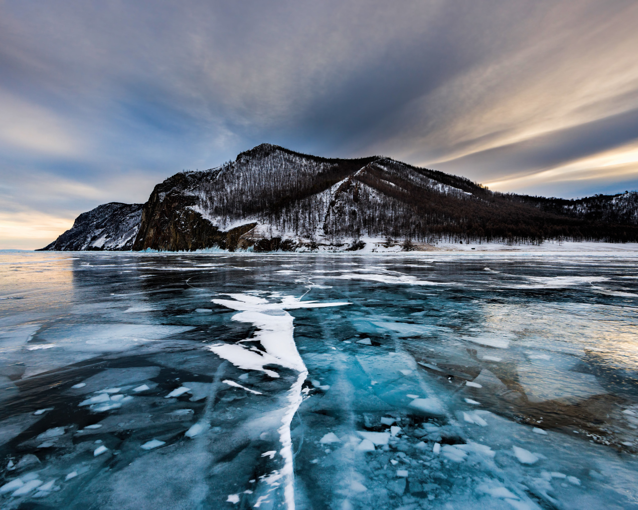 Покрытое льдом озеро Байкал на острове Ольхон, Россия