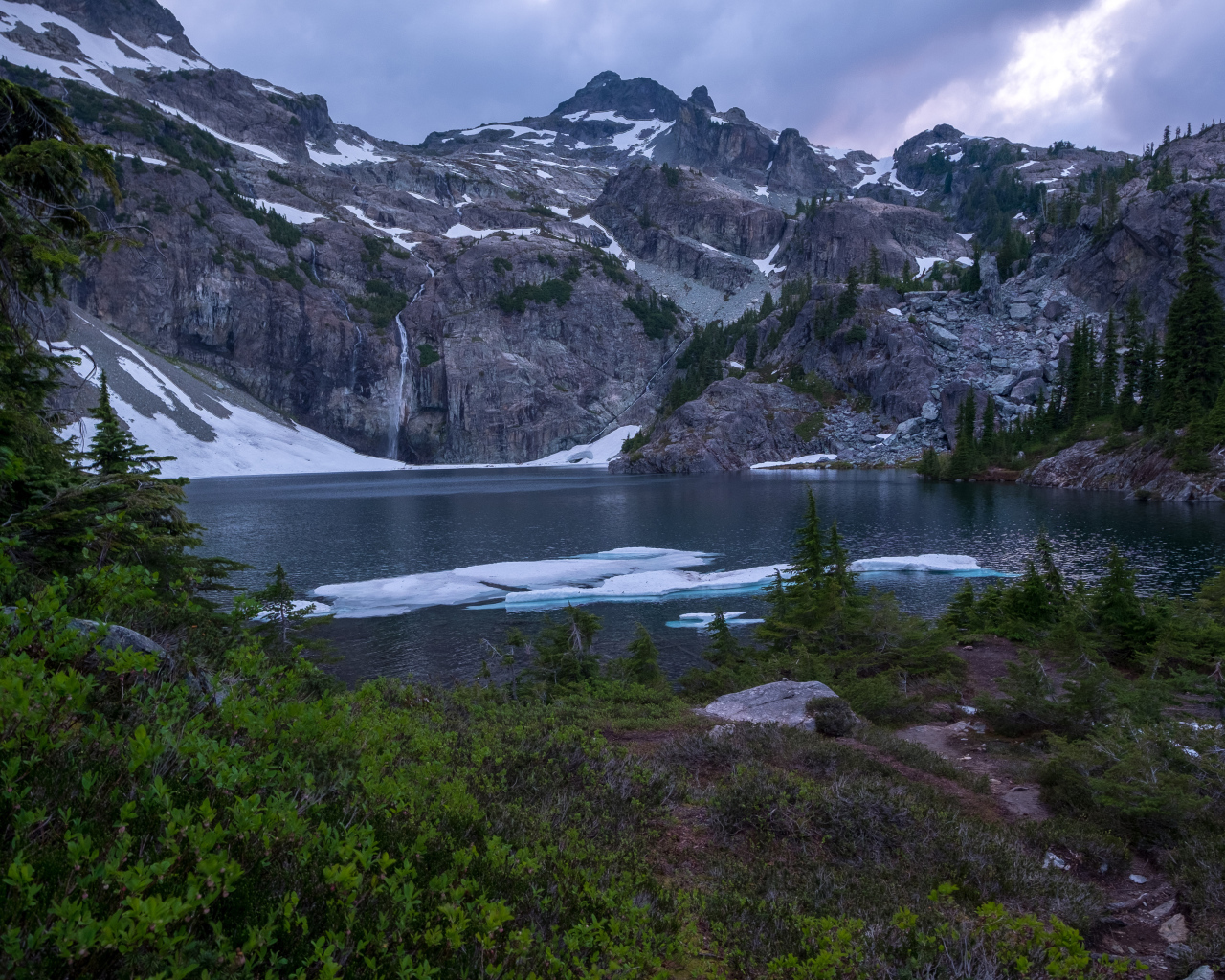 Озеро на фоне гор в национальном парке Глейшер. Канада