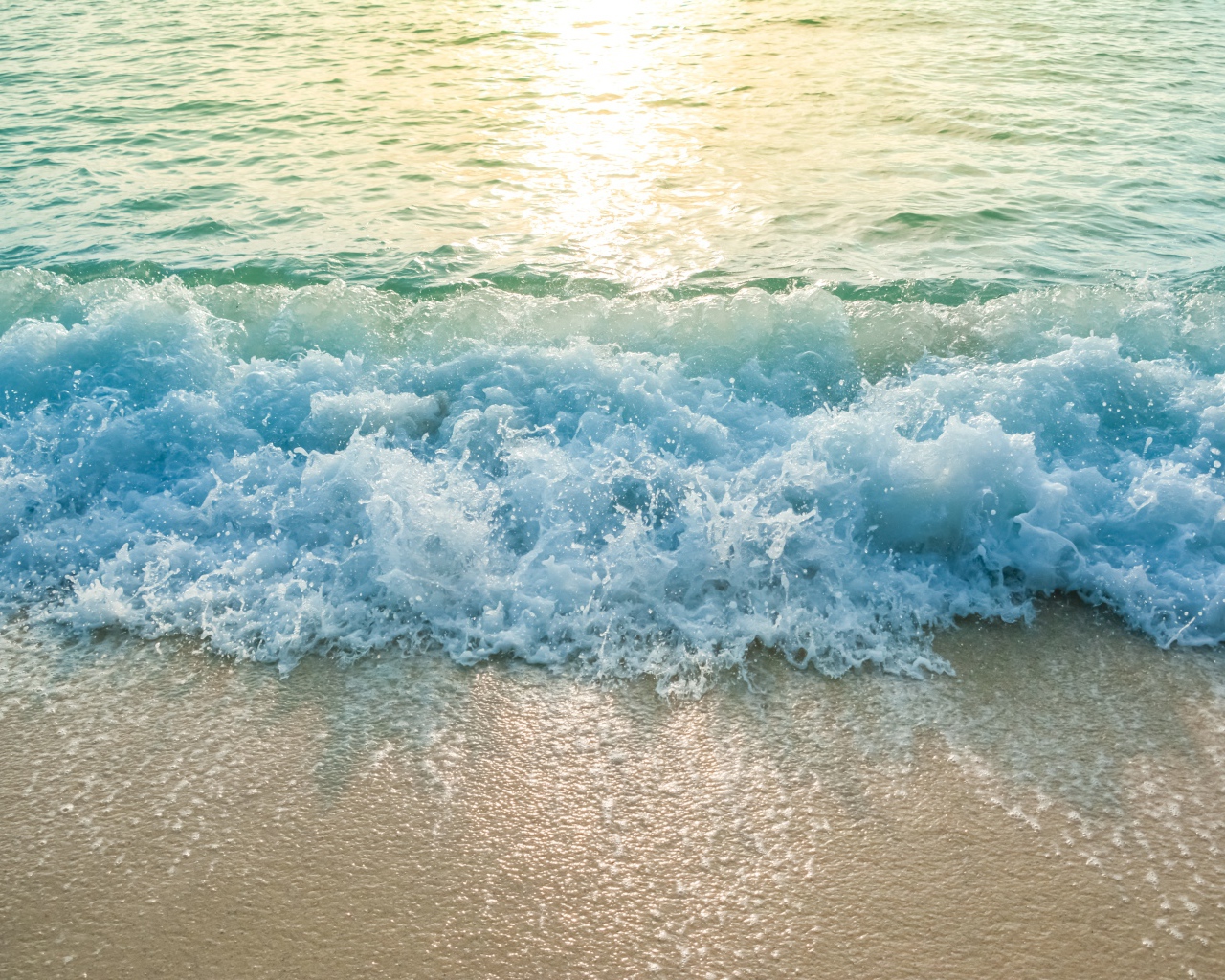 Голубая волна на желтом морском песке