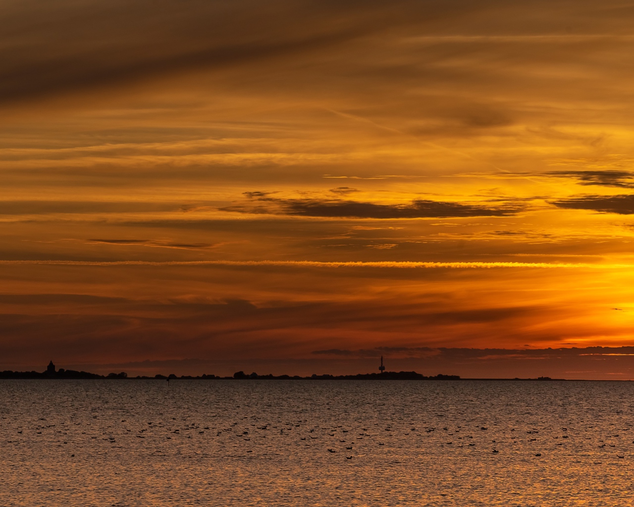 Спокойное море на фоне красивого неба на закате