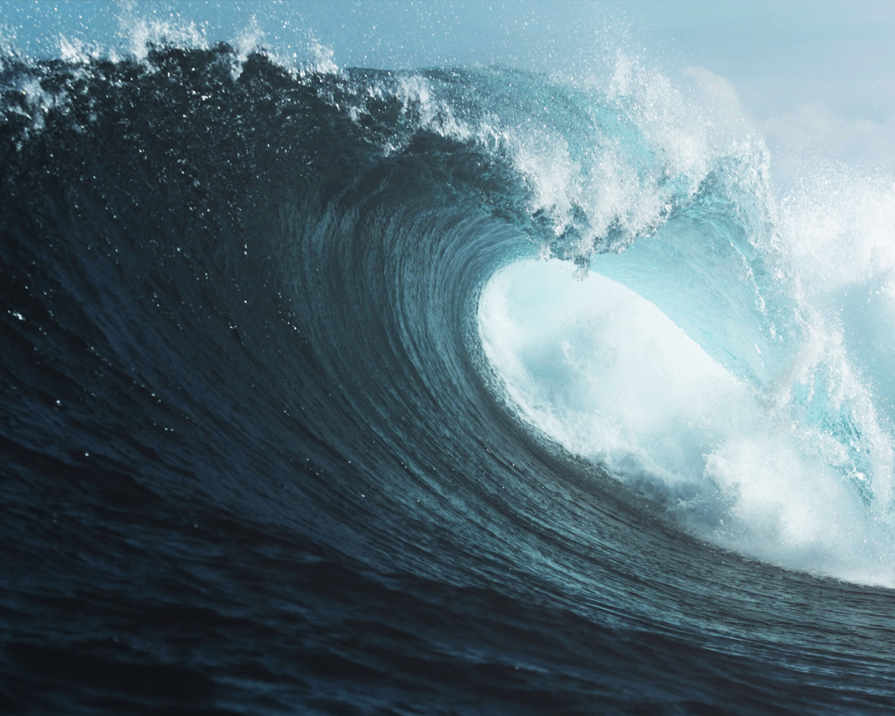 Высокая морская волна на фоне неба 