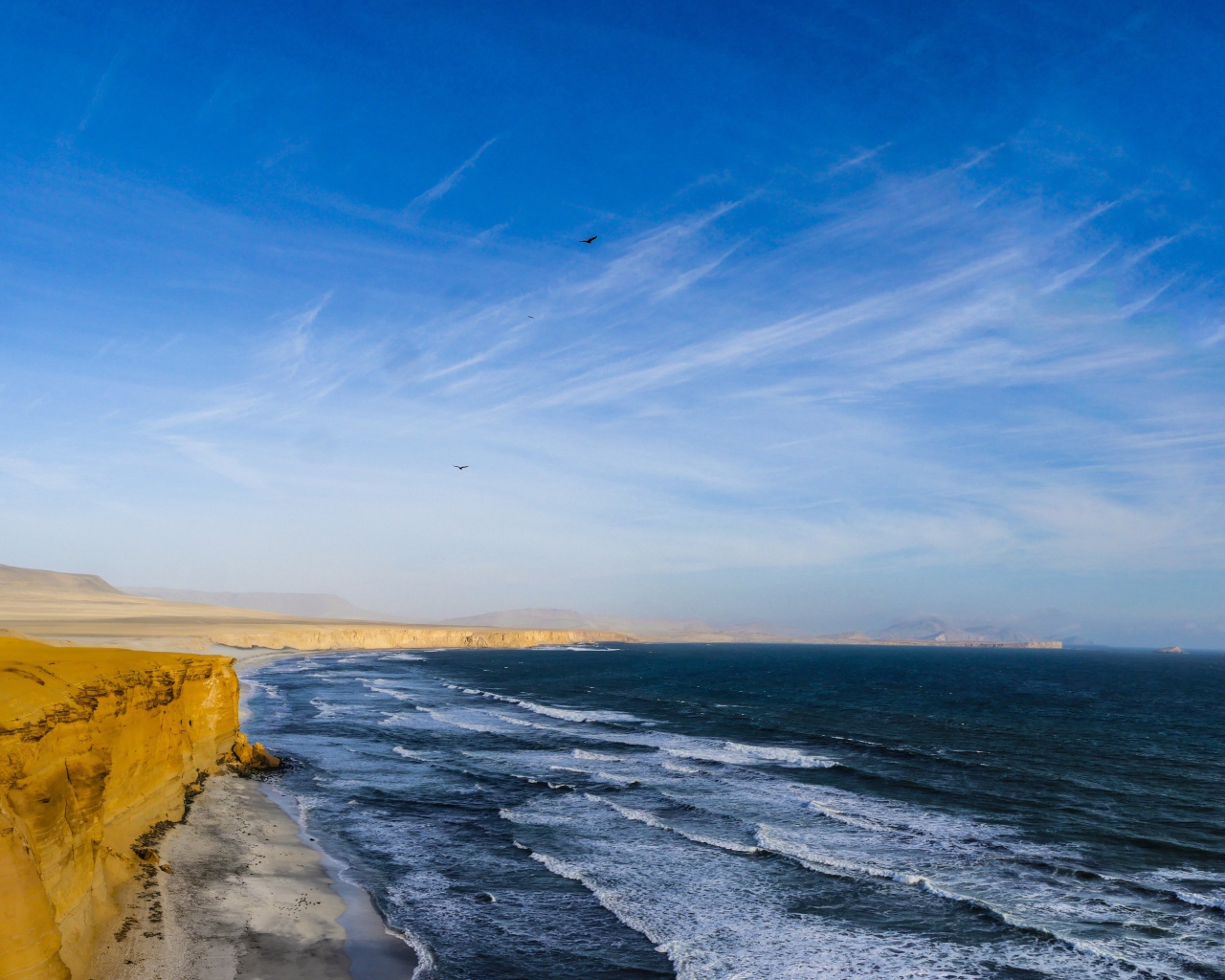 Морские волны на берегу под красивым голубым небом