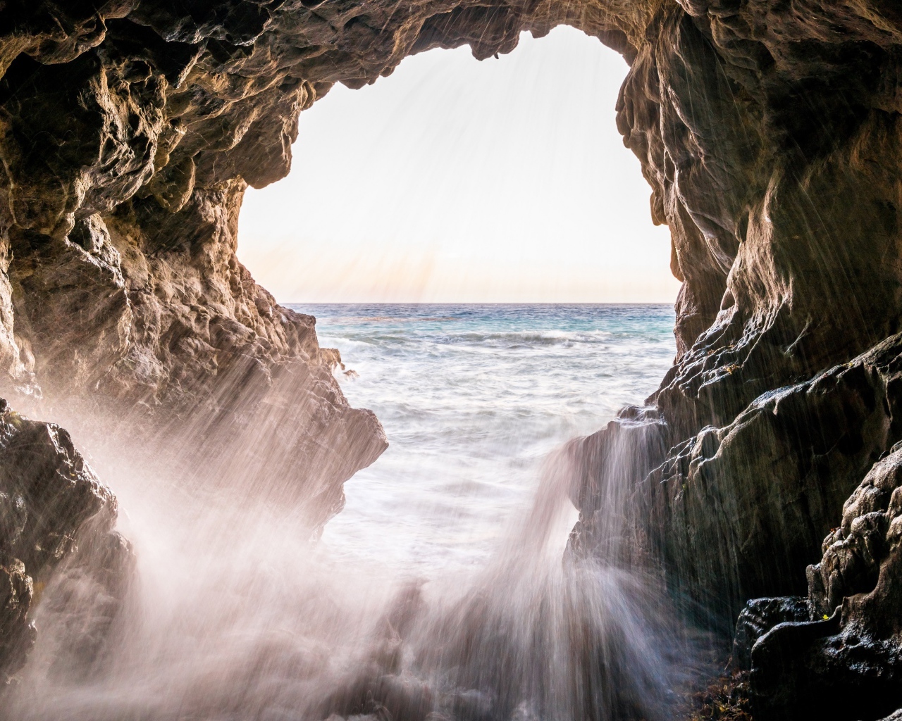 Брызги моря бьются о скалы