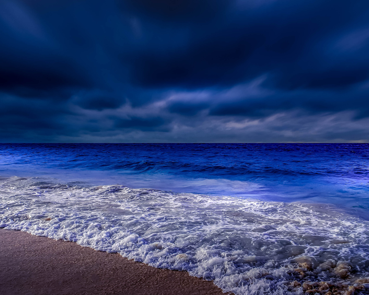 Ночь окутала морское побережье