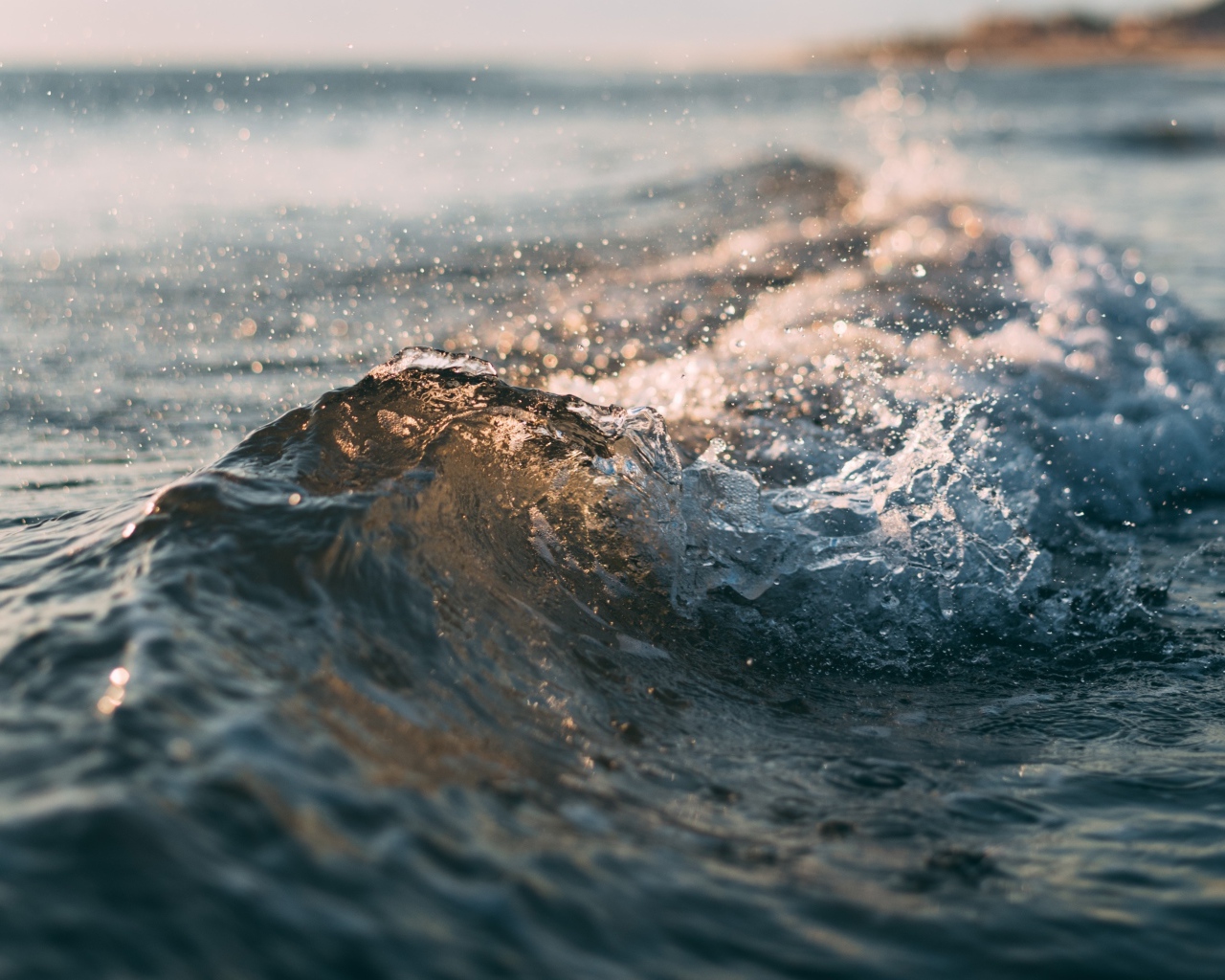 Бушующие морские волны у берега