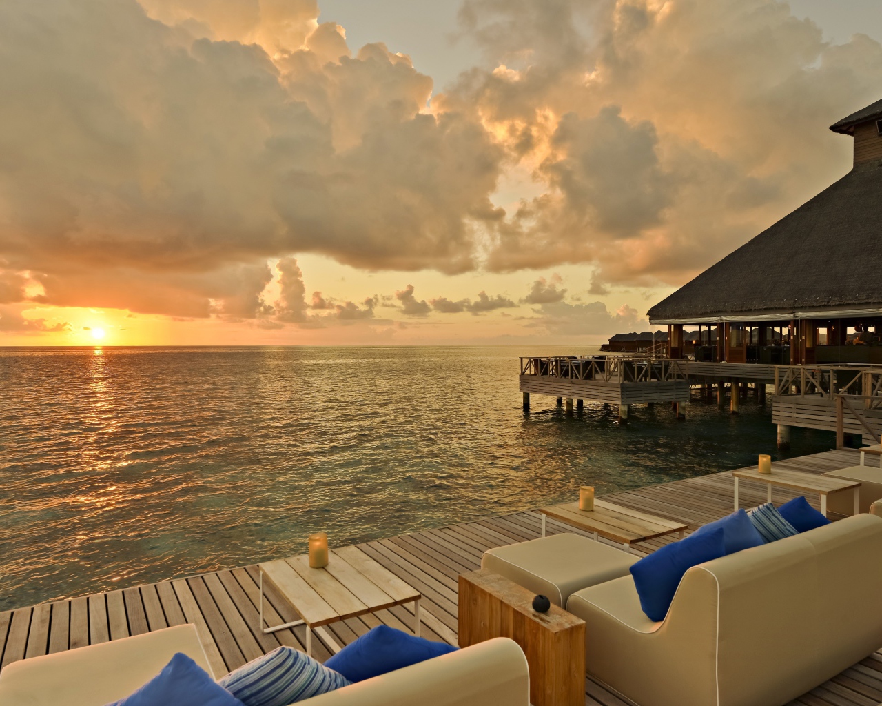 Красивый закат солнца на Мальдивах