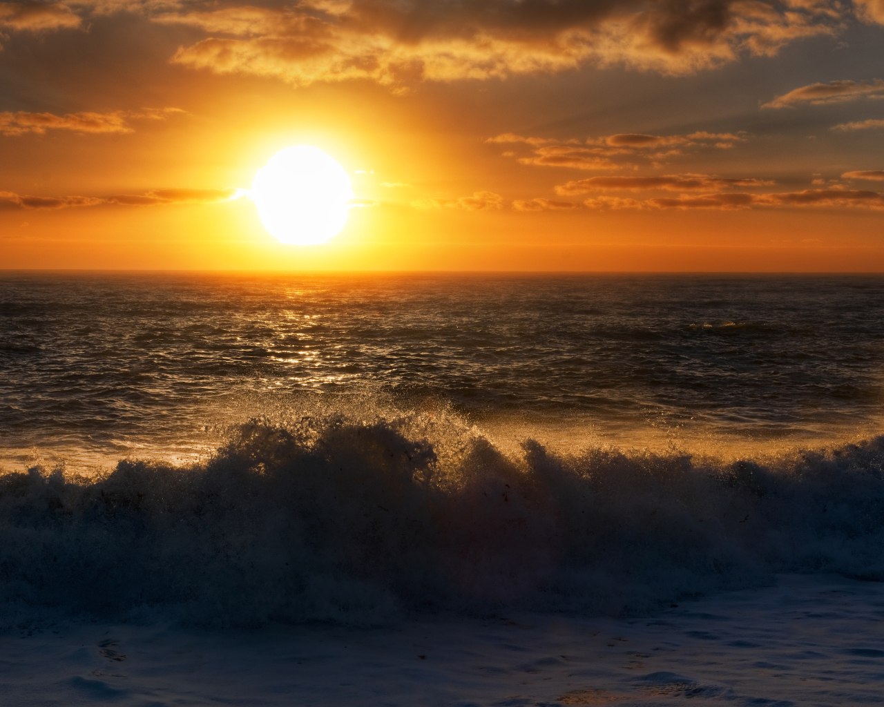 Красивый закат солнца в море 