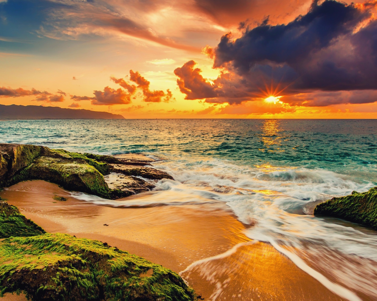 Красивый закат солнца на морском побережье 