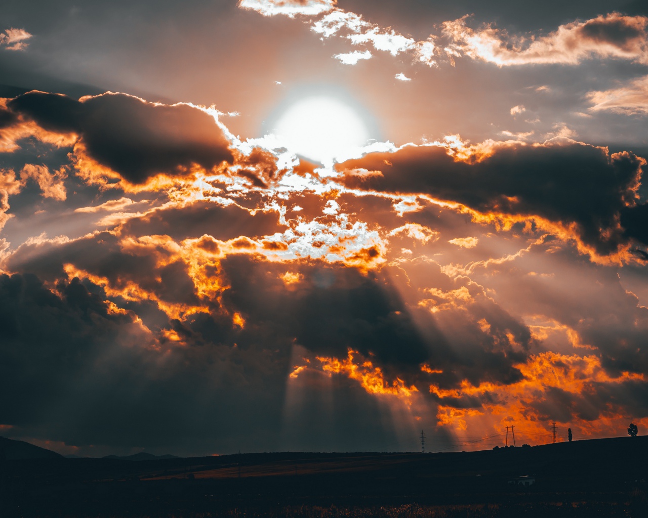 Яркое солнце в облаках на закате 