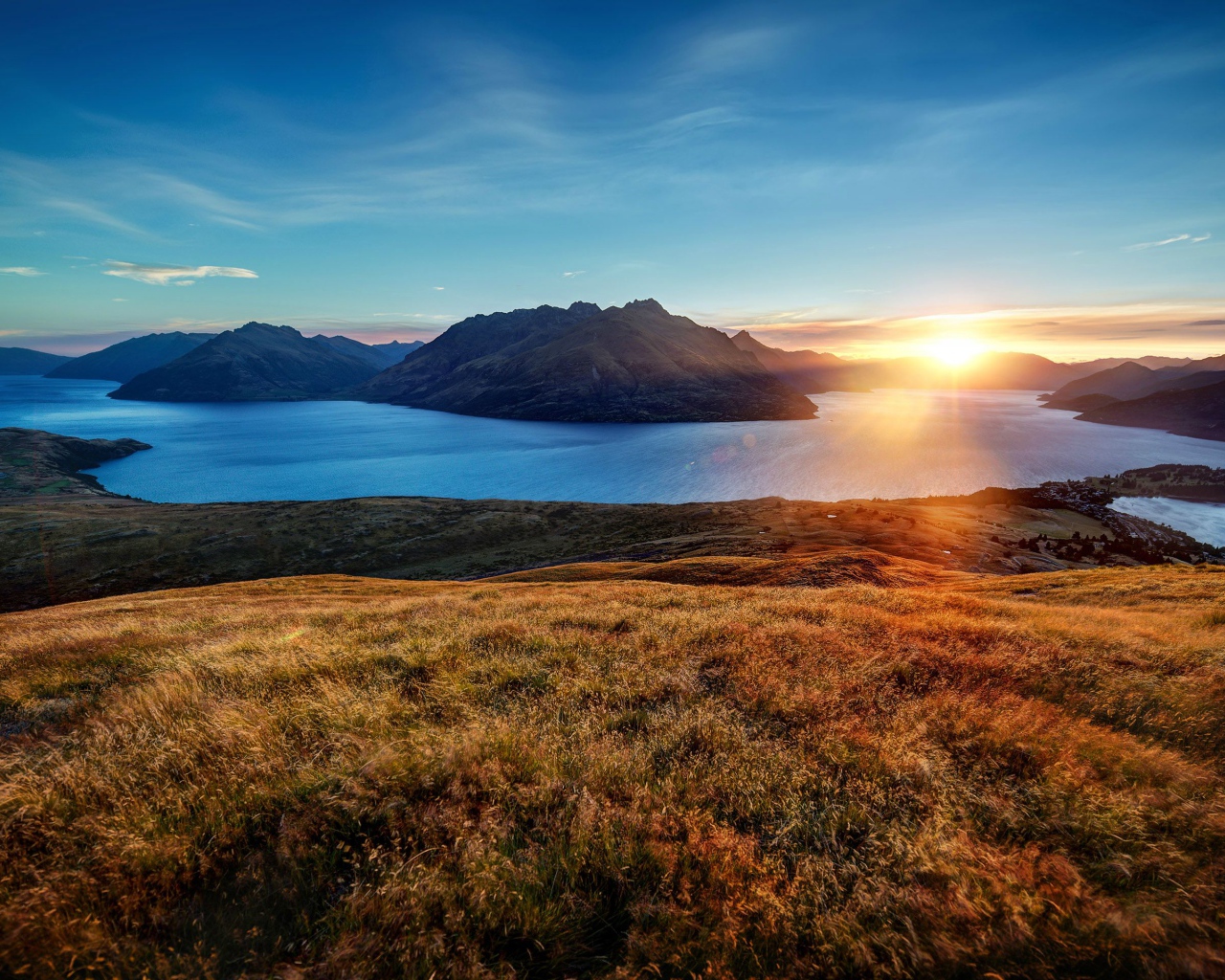 Рассвет над горами в голубом небе