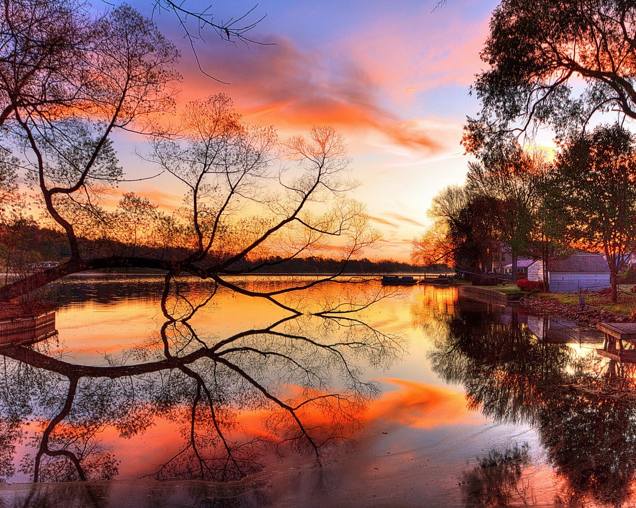 Розовый закат отражается в озере