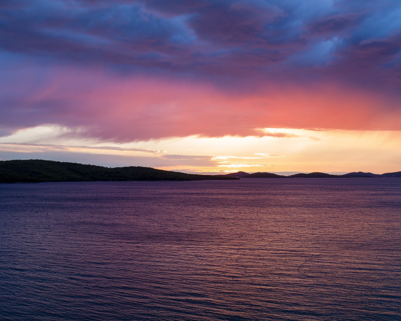 Спокойная вода в озере под красивым небом на закате