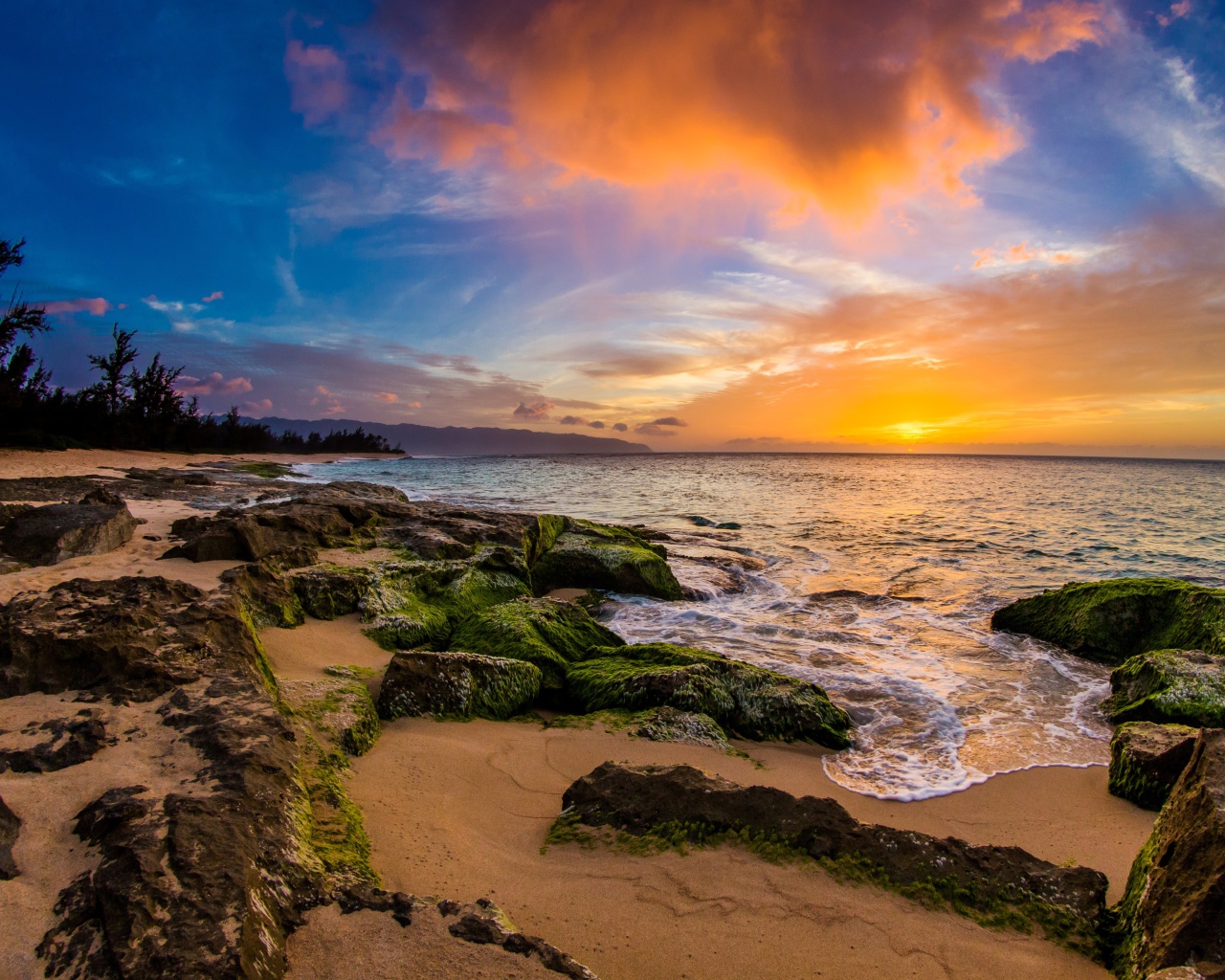 Каменный берег у моря на закате солнца