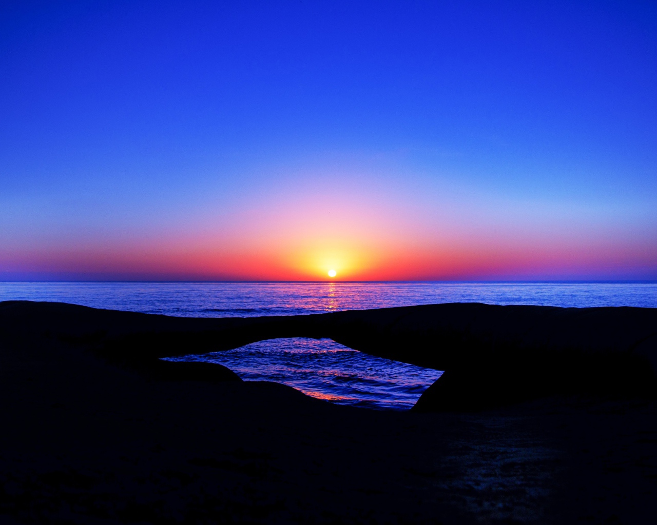 Закат солнца в голубом небе на морском горизонте 