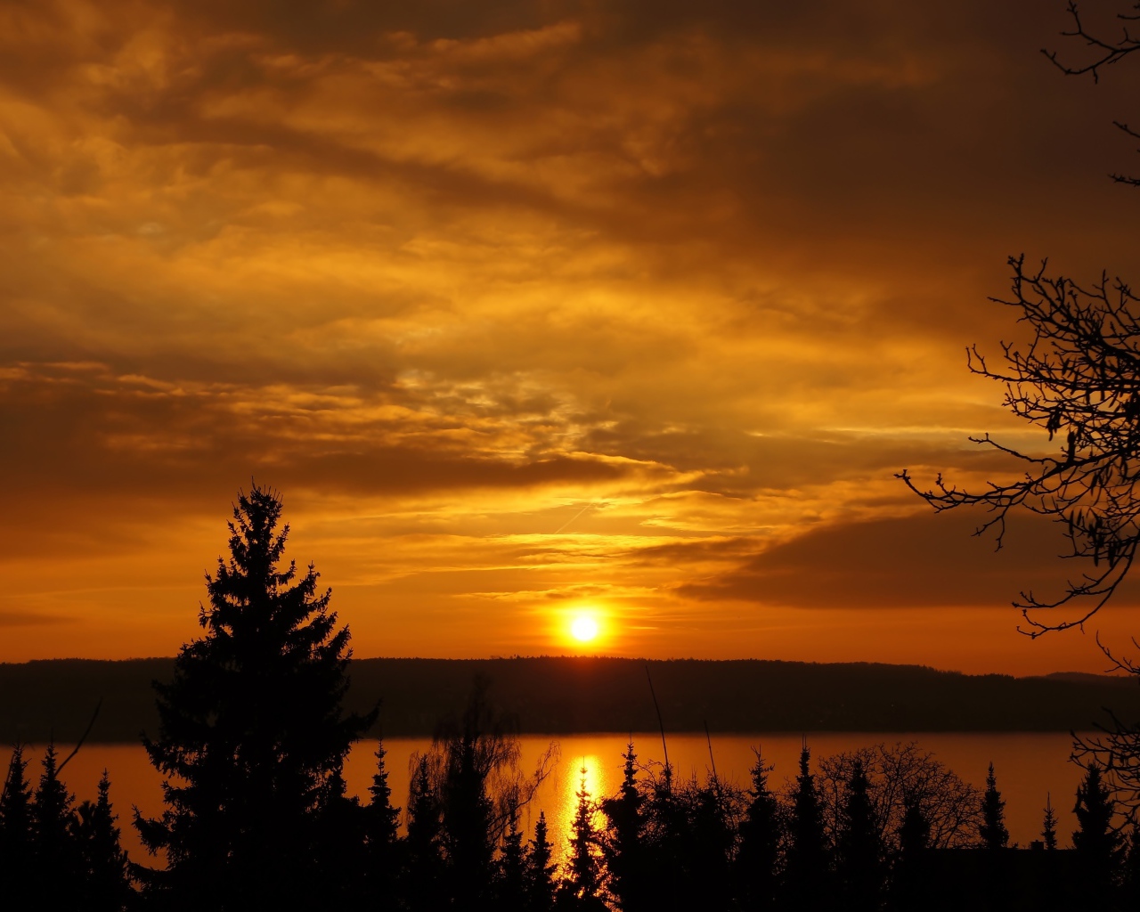 Закат солнца в небе над озером