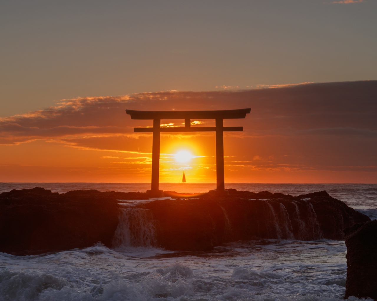 Закат солнца в бушующем море