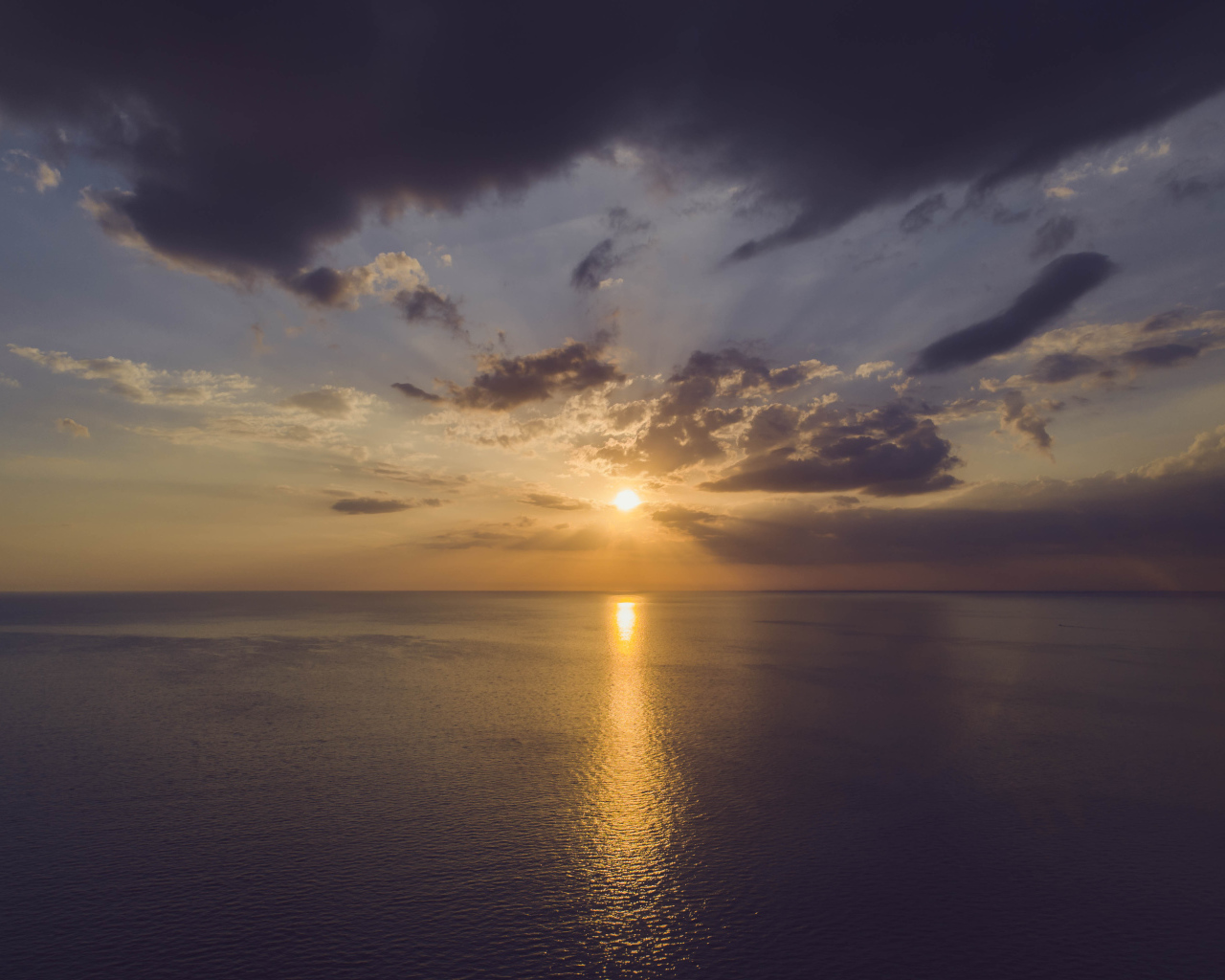 Закат летнего солнца на морском горизонте 