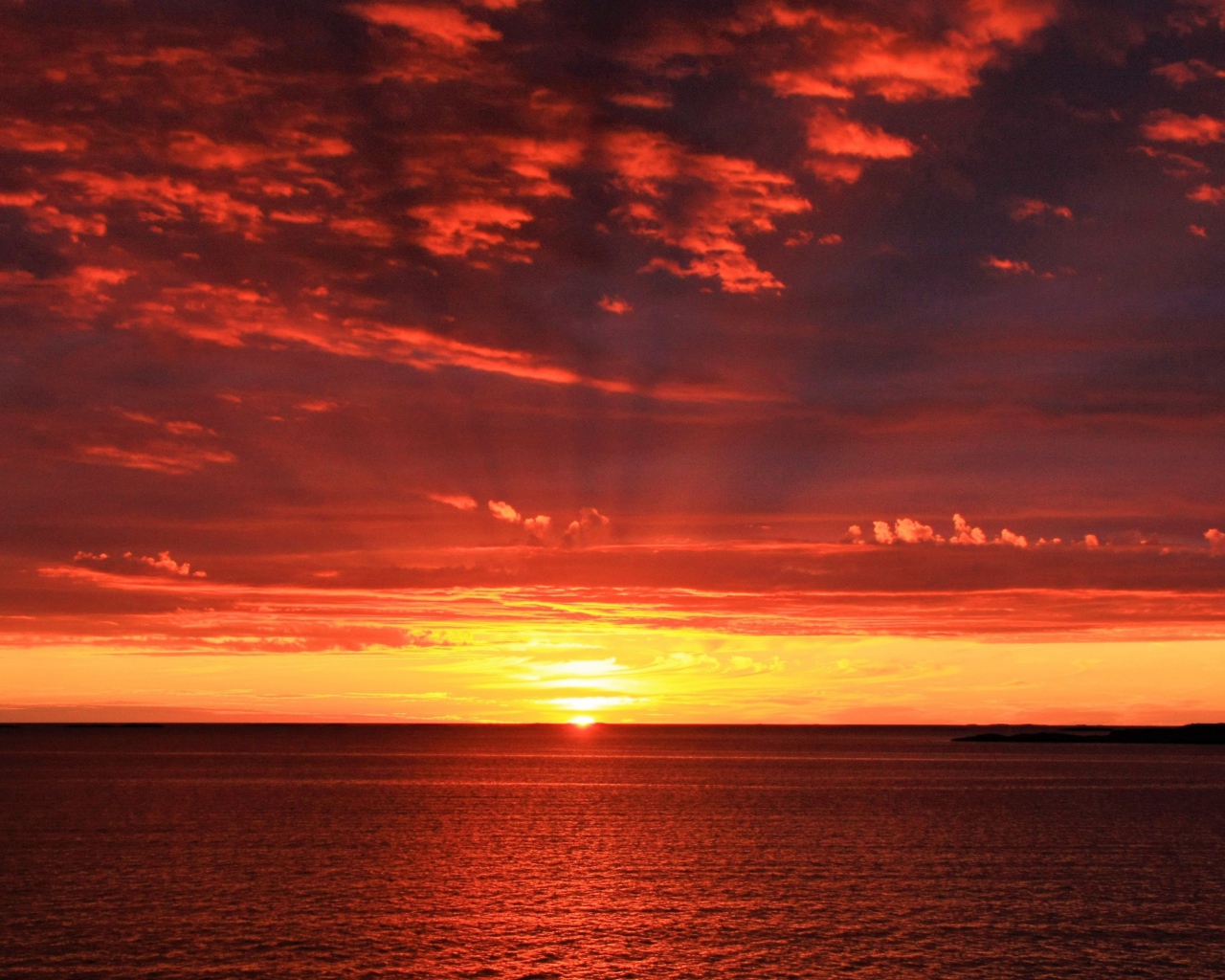 Закат солнца на горизонте в море 