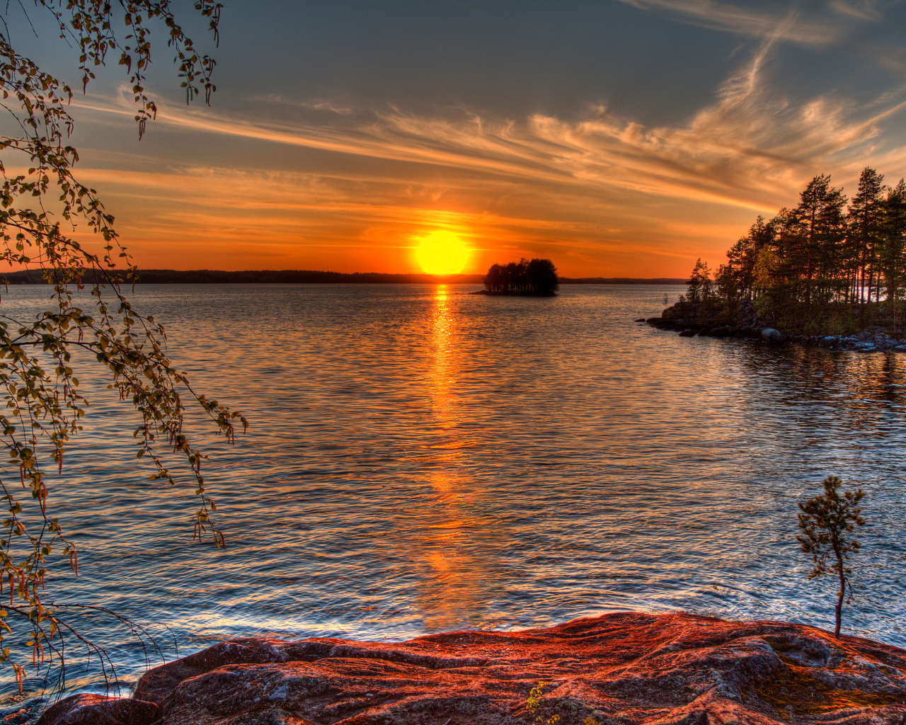 Закат солнца отражается в реке