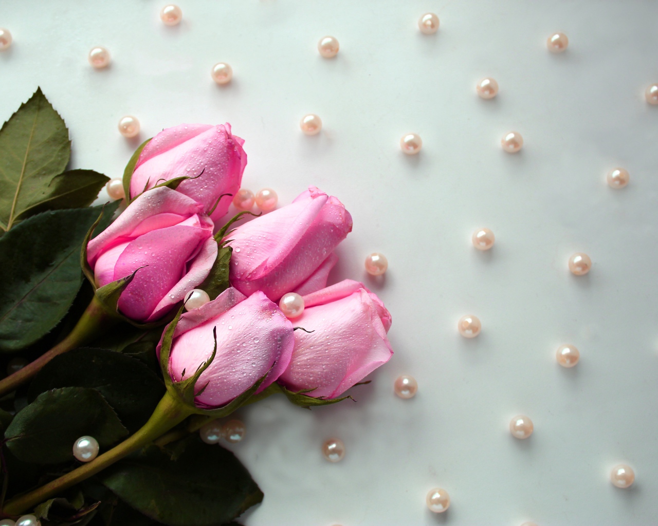 Букет розовых роз с бусинами