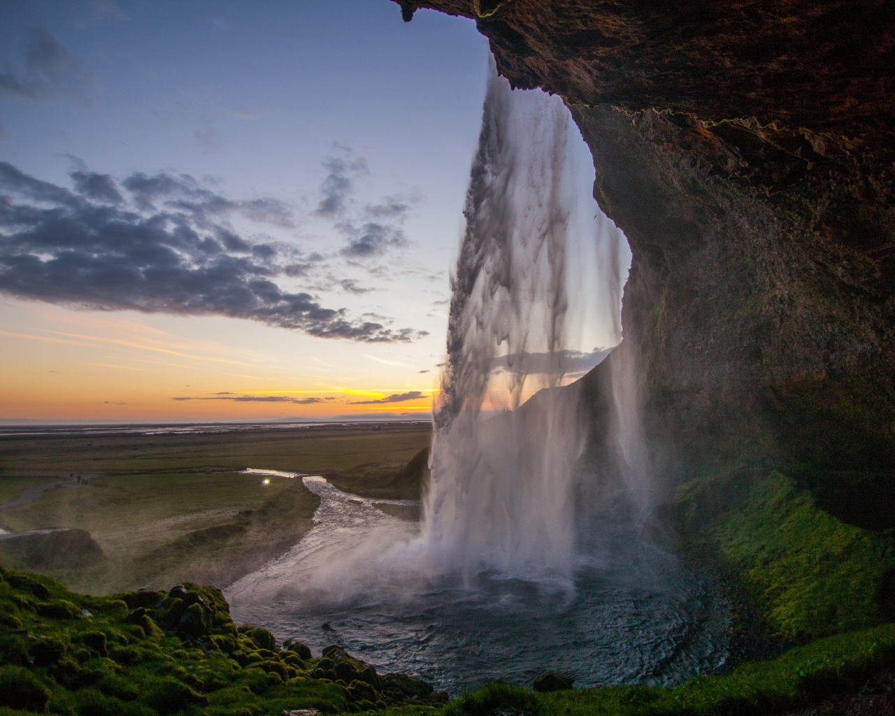 Красивый водопад Сельяландсфосс на закате, Исландия