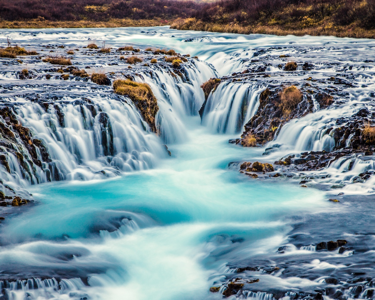 Быстрый водопад стекает с гор 
