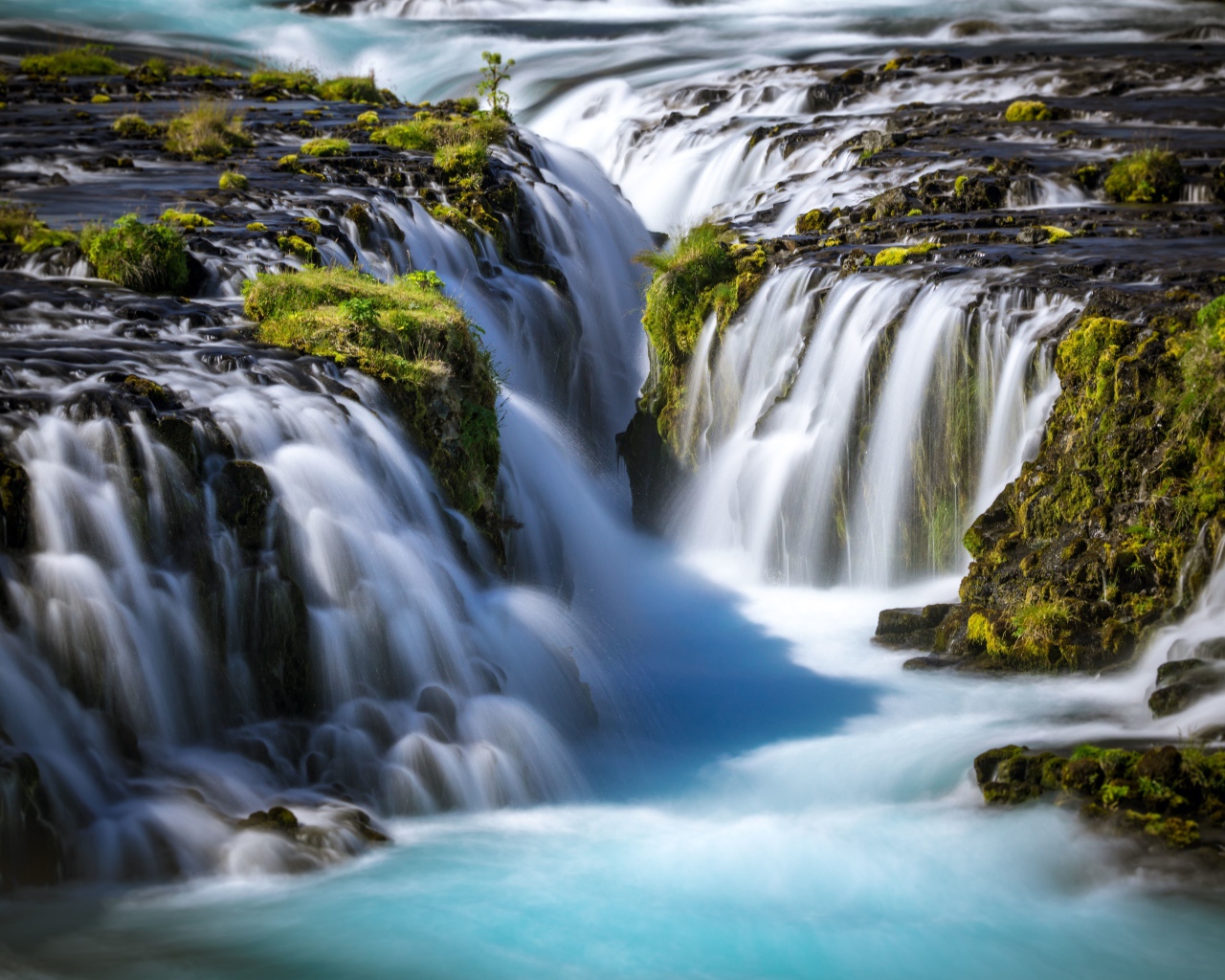 Быстрый водопад стекает по горам, Исландия