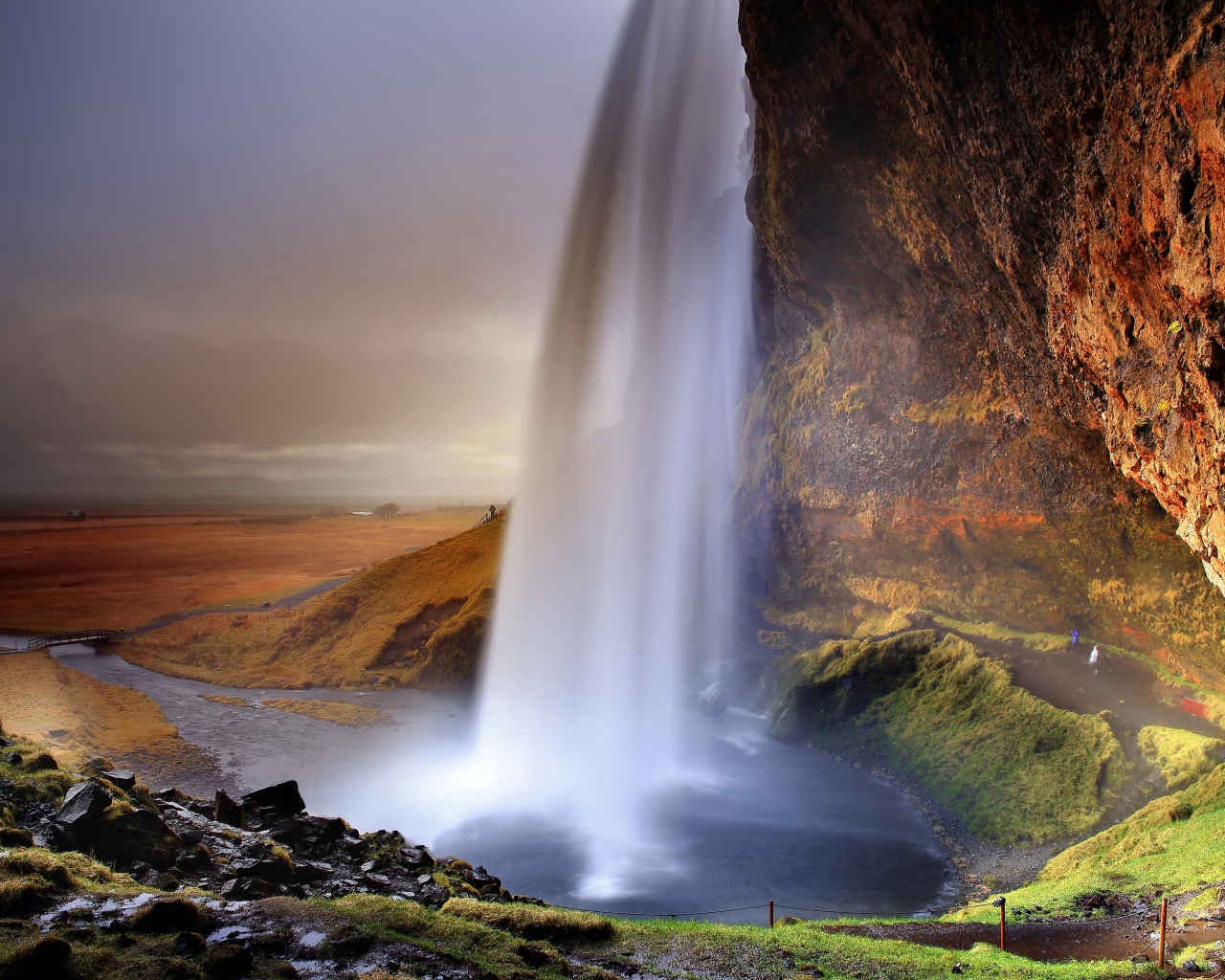Живописный водопад Сельяландсфосс стекает со скалы, Исландия
