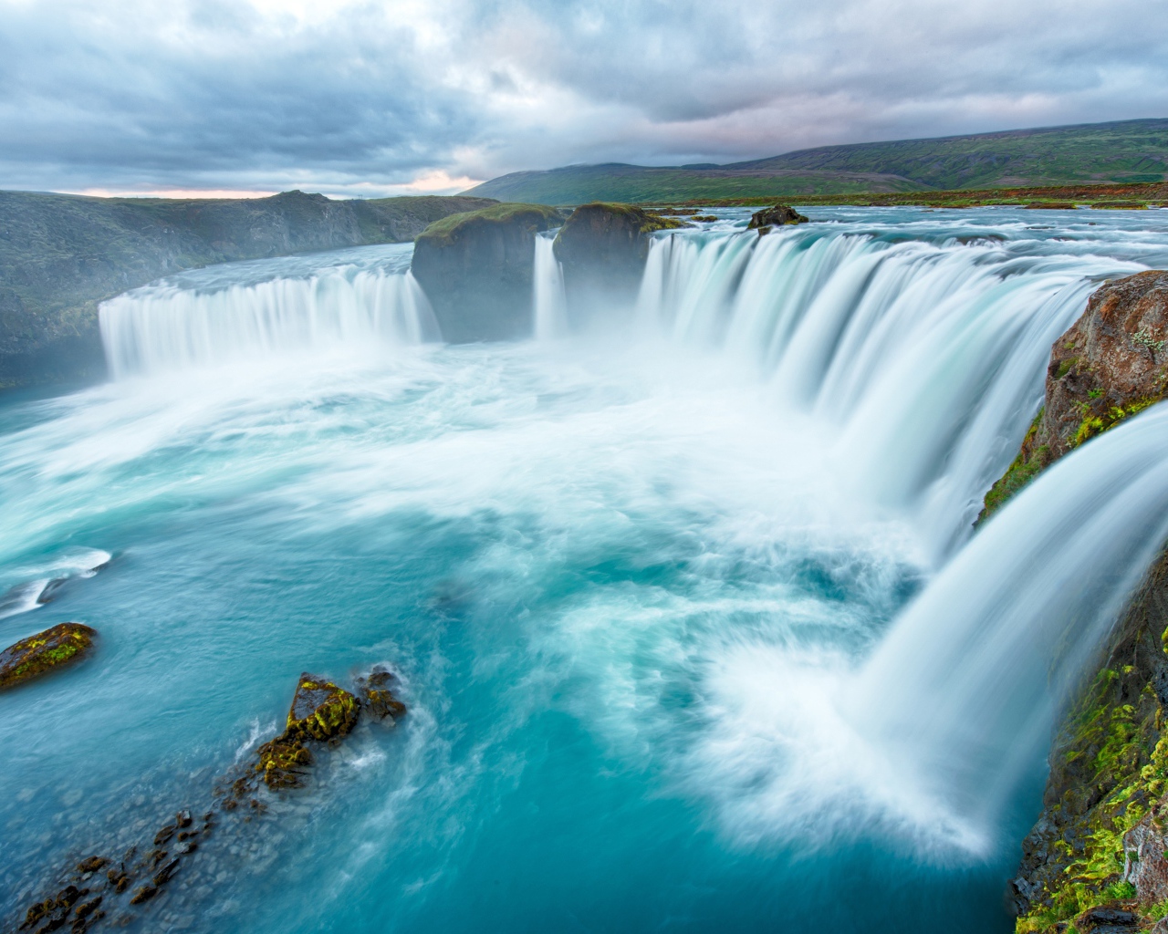 Быстрый водопад стекает со скалы 