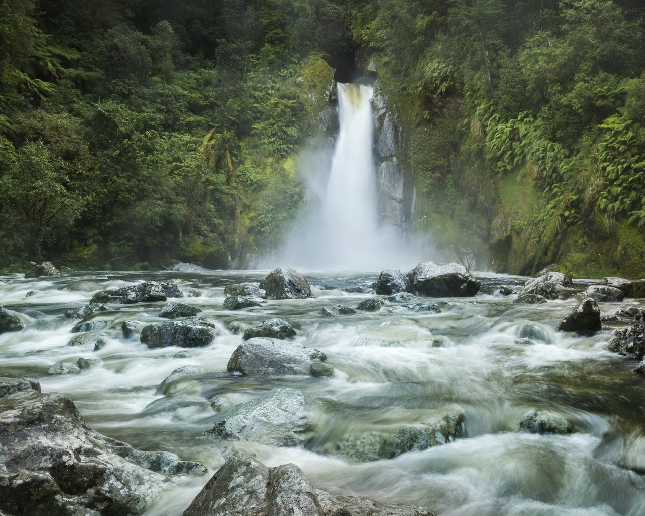 Водопад стекает по камням