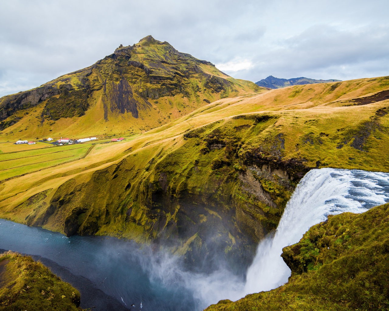 Водопад на фоне покрытых зеленью гор, Исландия