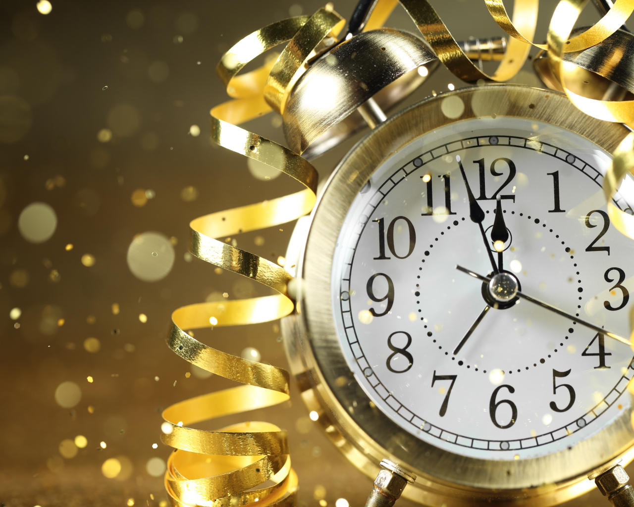 Стрелки новогоднего будильника с серпантином доходят до двенадцати ночи