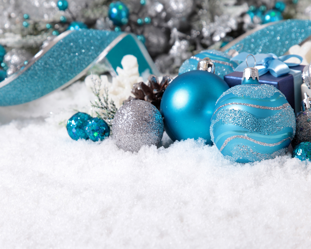Красивые новогодние шарики на снегу на Новый год и Рождество 2019