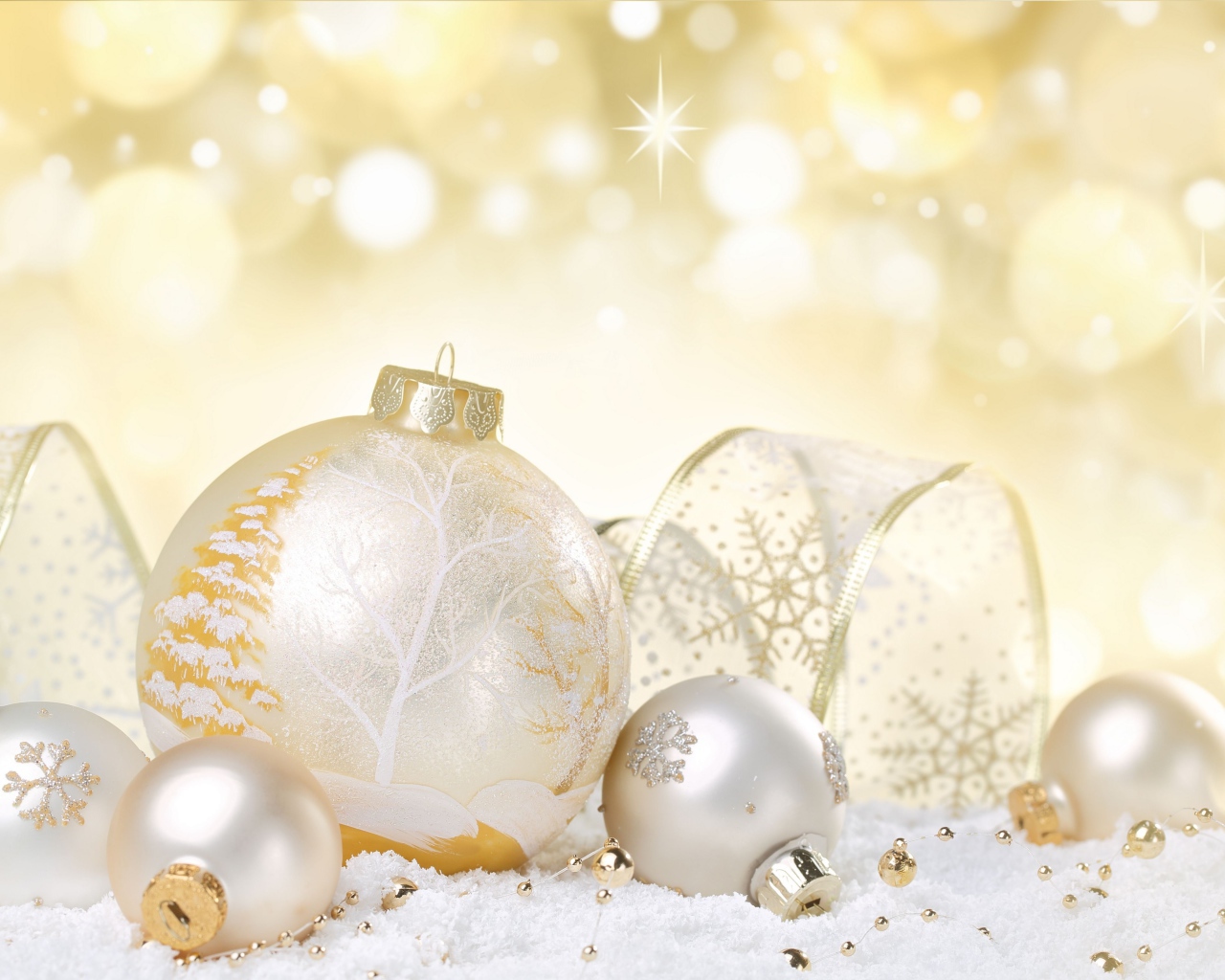 Красивые елочные шары с лентой на Новый год 2019 