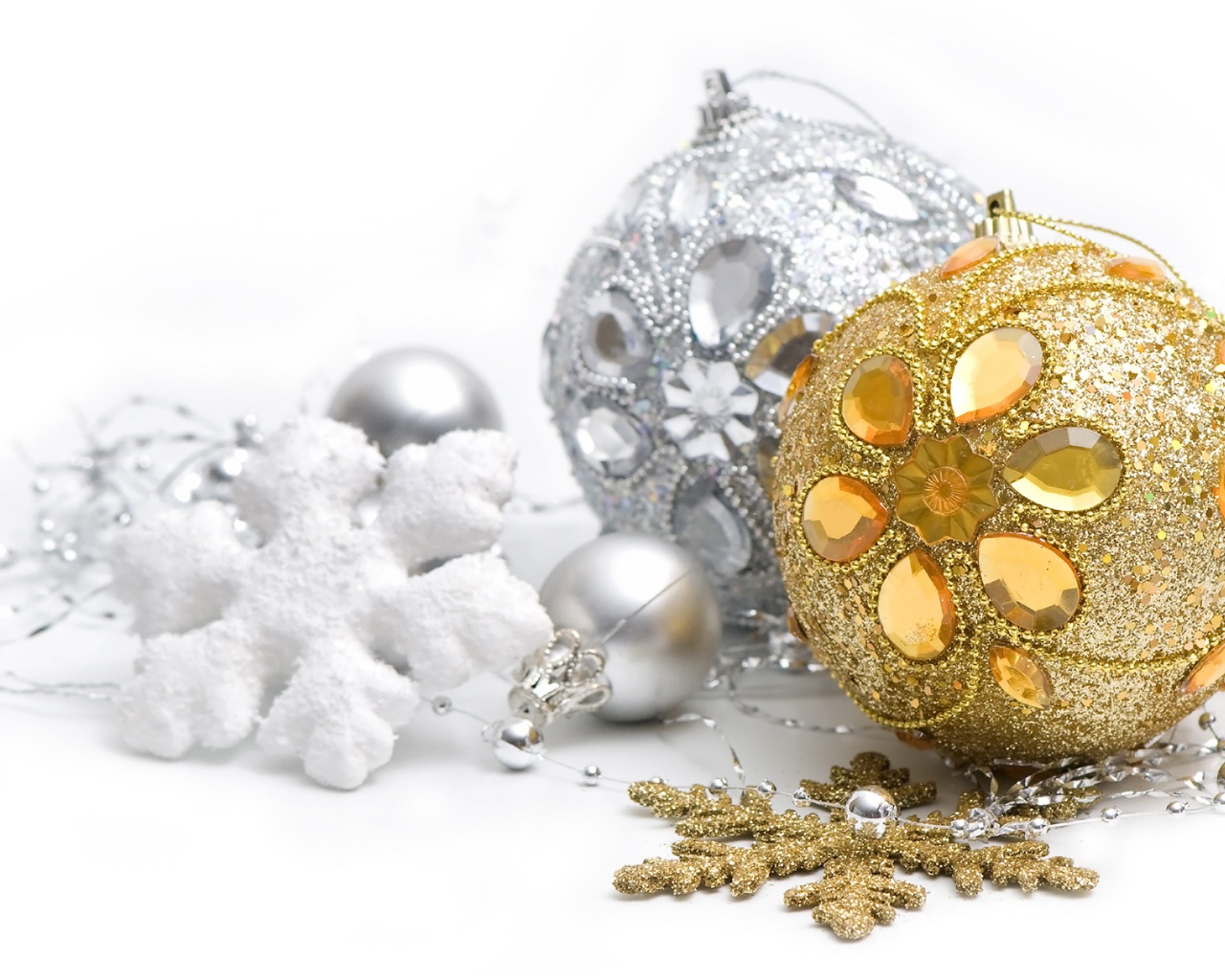 Красивые елочные шары со снежинками на белом фоне