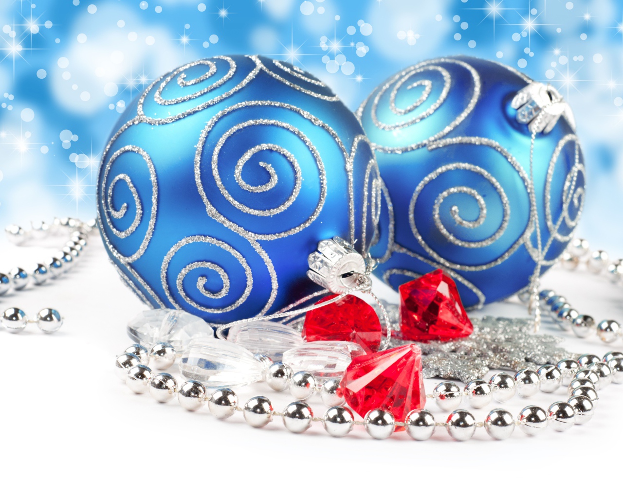 Красивые большие елочные шары с бусами 
