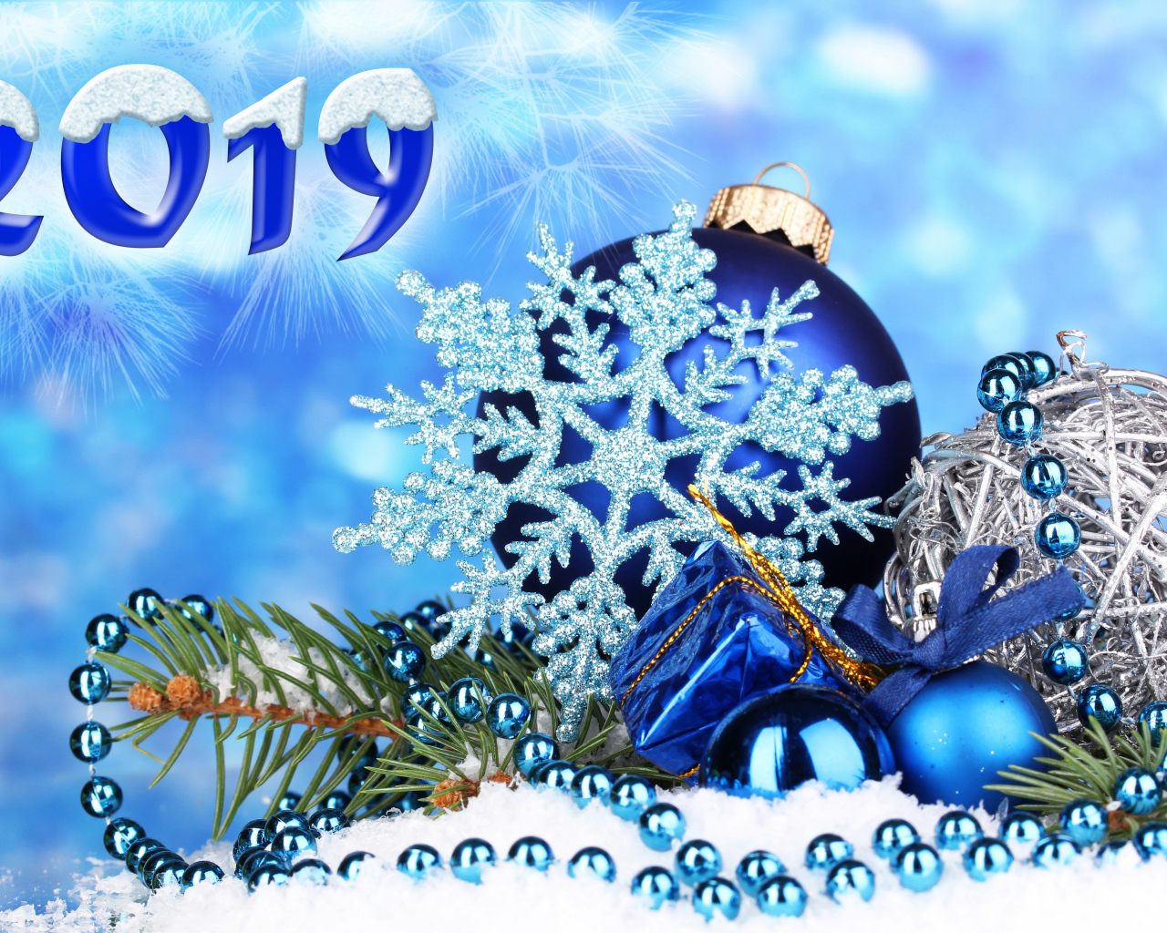 Красивые голубые елочные игрушки на Новый год 2019 