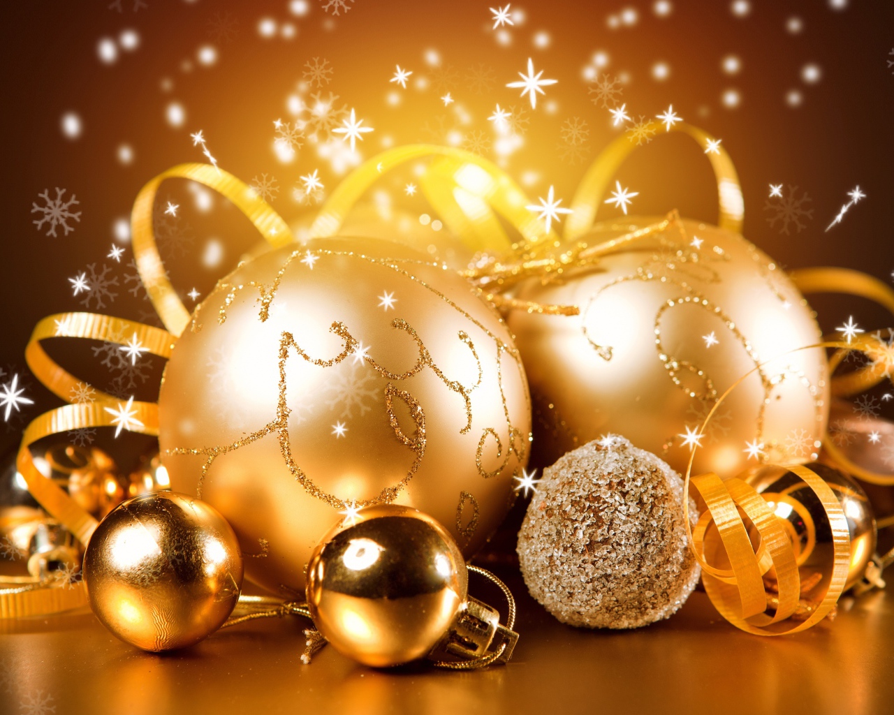 Красивые яркие золотые шары с лентами на Новый год 2019