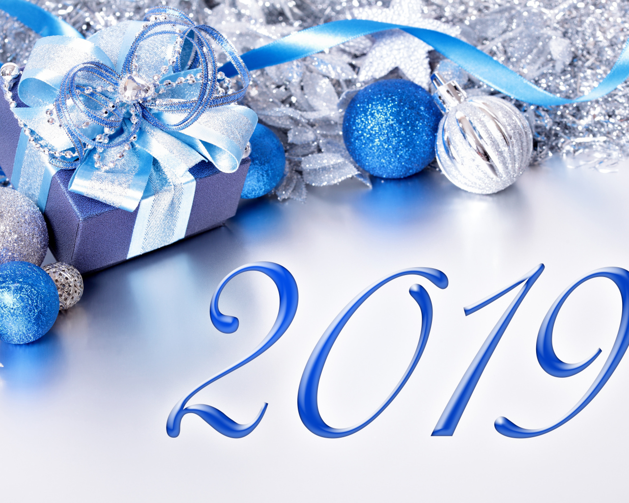 Голубые цифры 2019 на сером фоне с новогодними игрушками на Новый год свиньи 2019